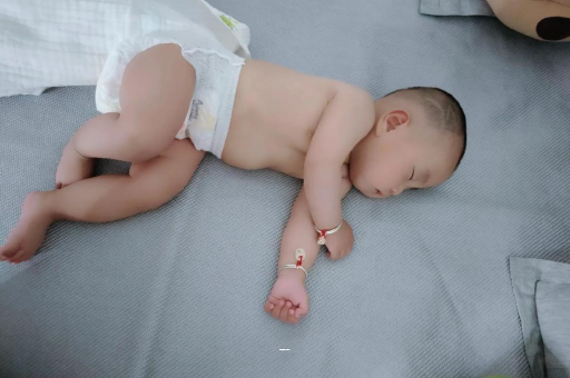 五指山五个月宝宝拇指内扣